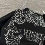 weigou_206829_6_f80205f89d P80 VersAce*范家* 2026 春夏新款 经典字母简约烫钻 定制双纱平纹纯棉面料 短袖T恤 男女同款 颜色 :黑色 白色 安哥拉红色 尺码: S (90-130斤) M (120-150斤) L (140-165斤) XL (160-180斤) XXL (180-210斤)