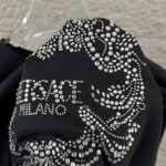 weigou_206829_7_86c3d1a4a3 P80 VersAce*范家* 2026 春夏新款 经典字母简约烫钻 定制双纱平纹纯棉面料 短袖T恤 男女同款 颜色 :黑色 白色 安哥拉红色 尺码: S (90-130斤) M (120-150斤) L (140-165斤) XL (160-180斤) XXL (180-210斤)