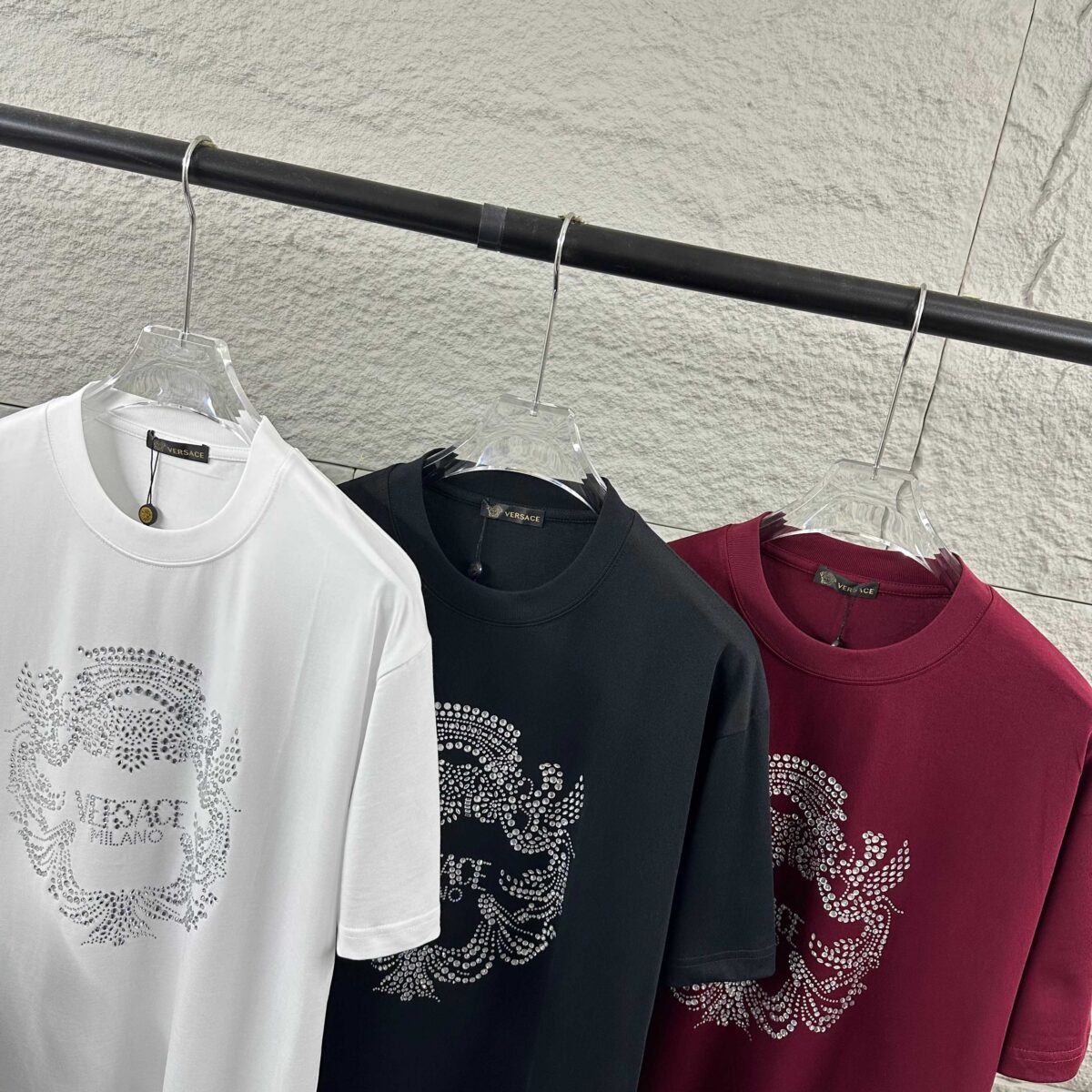 weigou_206829_8_8319d90de4 P80 VersAce*范家* 2026 春夏新款 经典字母简约烫钻 定制双纱平纹纯棉面料 短袖T恤 男女同款 颜色 :黑色 白色 安哥拉红色 尺码: S (90-130斤) M (120-150斤) L (140-165斤) XL (160-180斤) XXL (180-210斤)