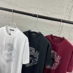 weigou_206829_8_8319d90de4 P80 VersAce*范家* 2026 春夏新款 经典字母简约烫钻 定制双纱平纹纯棉面料 短袖T恤 男女同款 颜色 :黑色 白色 安哥拉红色 尺码: S (90-130斤) M (120-150斤) L (140-165斤) XL (160-180斤) XXL (180-210斤)