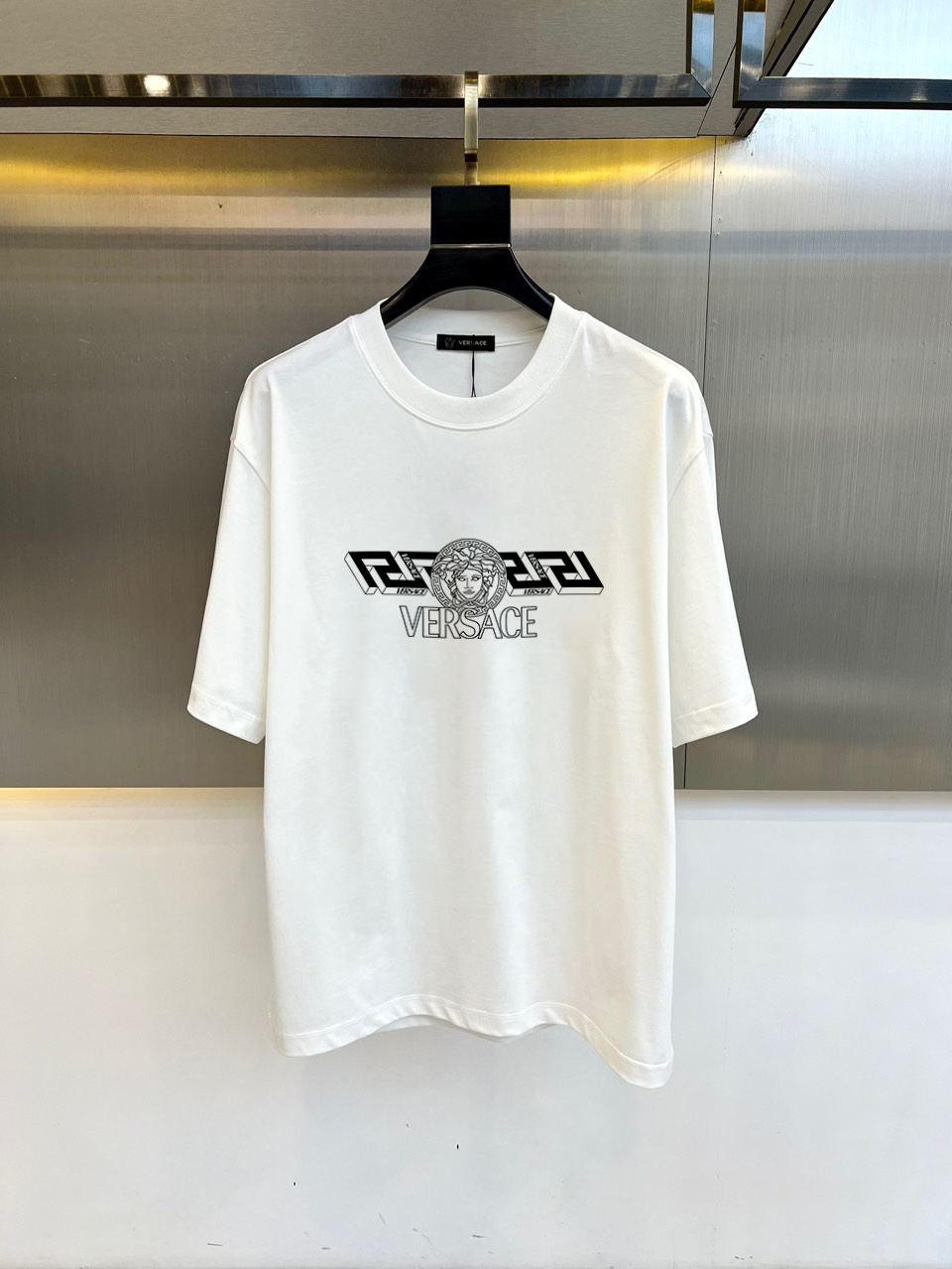 weigou_206856_2_ddfec1cbf7 P70 范思哲 夏季新款 印花字母logo休闲短袖t恤。进口100%长绒棉面料,舒适透气,印花图案logo每个细节做到极致,成品完成非常ok!上身极赞,随意百搭!OS版型,S-M-L-XL- XXL(模特173,143斤上身M码)