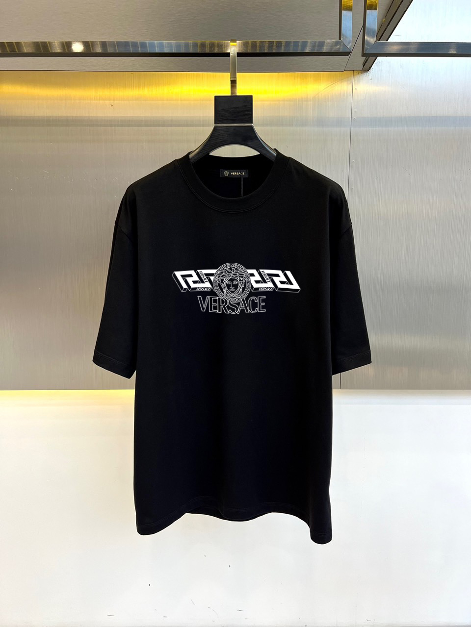 weigou_206856_4_70fee78f8f P70 范思哲 夏季新款 印花字母logo休闲短袖t恤。进口100%长绒棉面料,舒适透气,印花图案logo每个细节做到极致,成品完成非常ok!上身极赞,随意百搭!OS版型,S-M-L-XL- XXL(模特173,143斤上身M码)