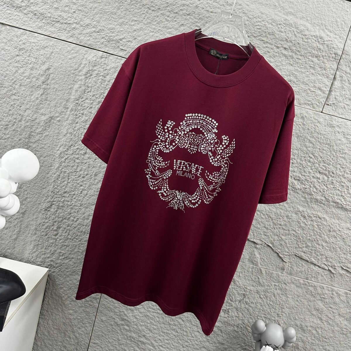 weigou_206879_1_8c3efe046d P80 VersAce*范家* 2026 春夏新款 经典字母简约烫钻 定制双纱平纹纯棉面料 短袖T恤 男女同款 颜色 :黑色 白色 安哥拉红色 尺码: S (90-130斤) M (120-150斤) L (140-165斤) XL (160-180斤) XXL (180-210斤)