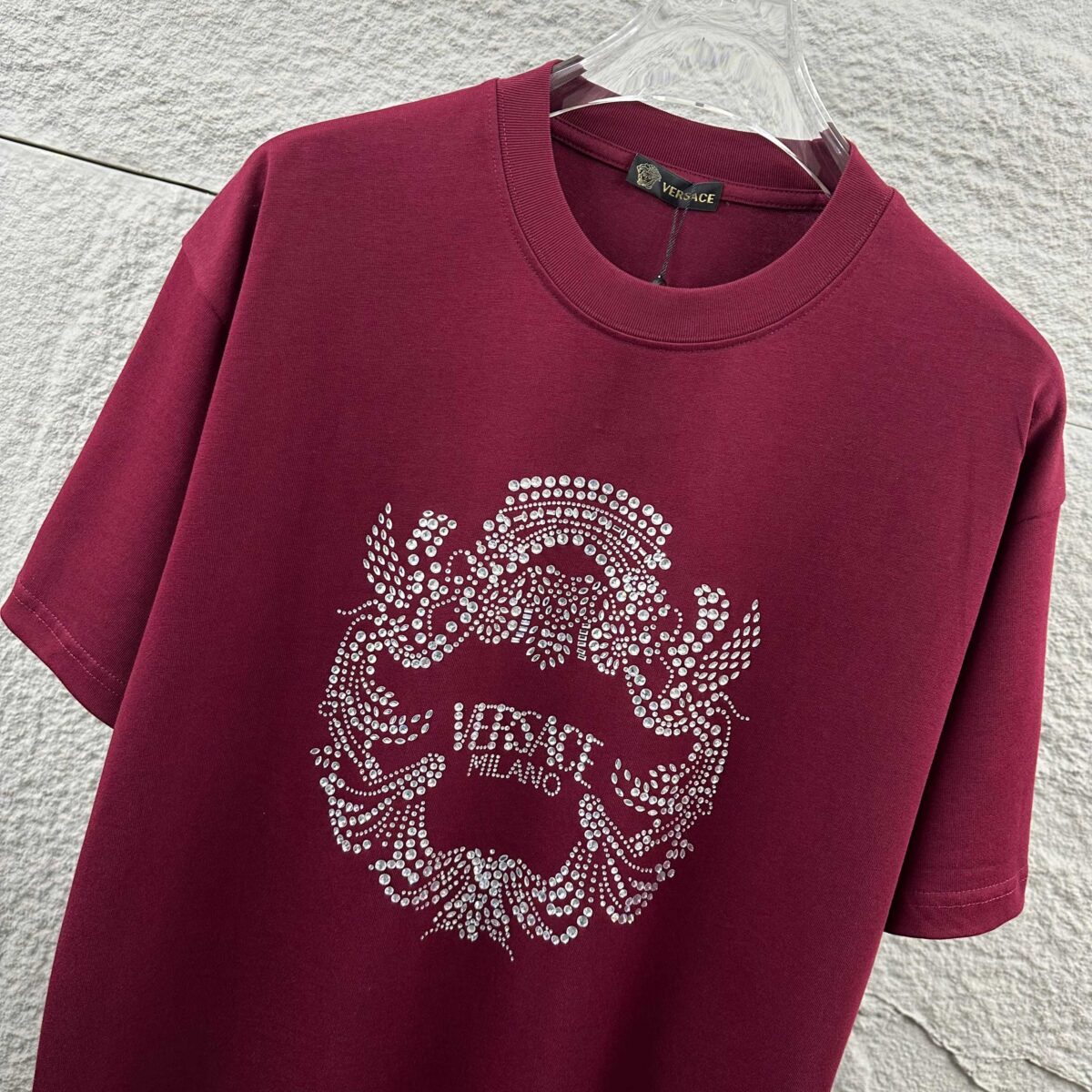 weigou_206879_2_2f1ae5c19b P80 VersAce*范家* 2026 春夏新款 经典字母简约烫钻 定制双纱平纹纯棉面料 短袖T恤 男女同款 颜色 :黑色 白色 安哥拉红色 尺码: S (90-130斤) M (120-150斤) L (140-165斤) XL (160-180斤) XXL (180-210斤)