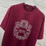 weigou_206879_2_2f1ae5c19b P80 VersAce*范家* 2026 春夏新款 经典字母简约烫钻 定制双纱平纹纯棉面料 短袖T恤 男女同款 颜色 :黑色 白色 安哥拉红色 尺码: S (90-130斤) M (120-150斤) L (140-165斤) XL (160-180斤) XXL (180-210斤)