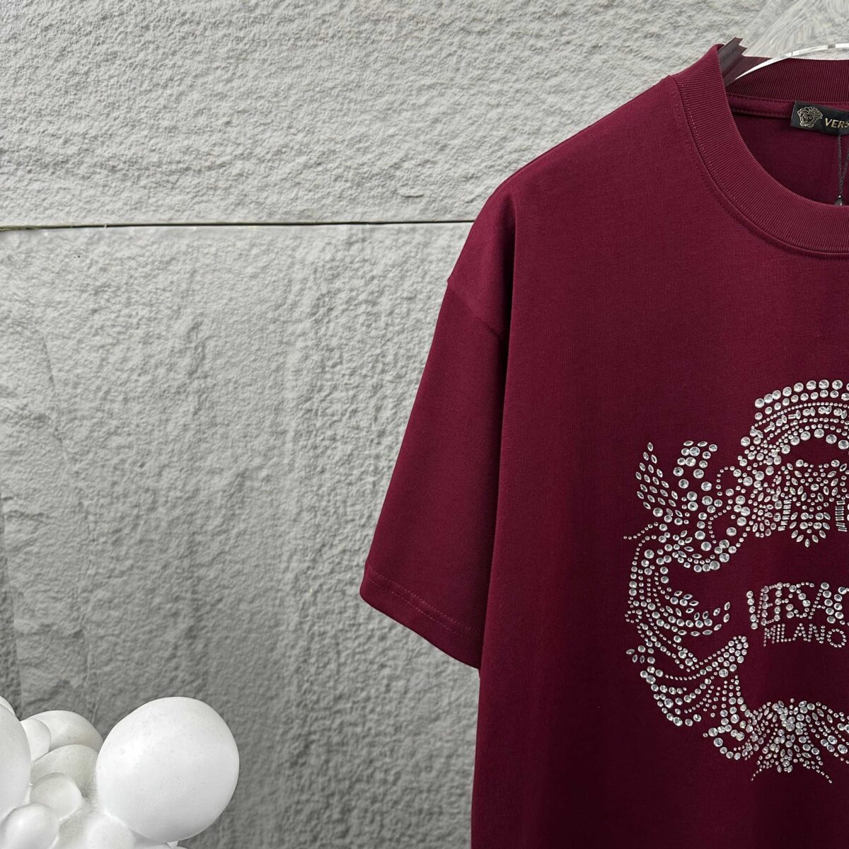weigou_206879_3_244ab1ca94 P80 VersAce*范家* 2026 春夏新款 经典字母简约烫钻 定制双纱平纹纯棉面料 短袖T恤 男女同款 颜色 :黑色 白色 安哥拉红色 尺码: S (90-130斤) M (120-150斤) L (140-165斤) XL (160-180斤) XXL (180-210斤)