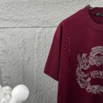 weigou_206879_3_244ab1ca94 P80 VersAce*范家* 2026 春夏新款 经典字母简约烫钻 定制双纱平纹纯棉面料 短袖T恤 男女同款 颜色 :黑色 白色 安哥拉红色 尺码: S (90-130斤) M (120-150斤) L (140-165斤) XL (160-180斤) XXL (180-210斤)