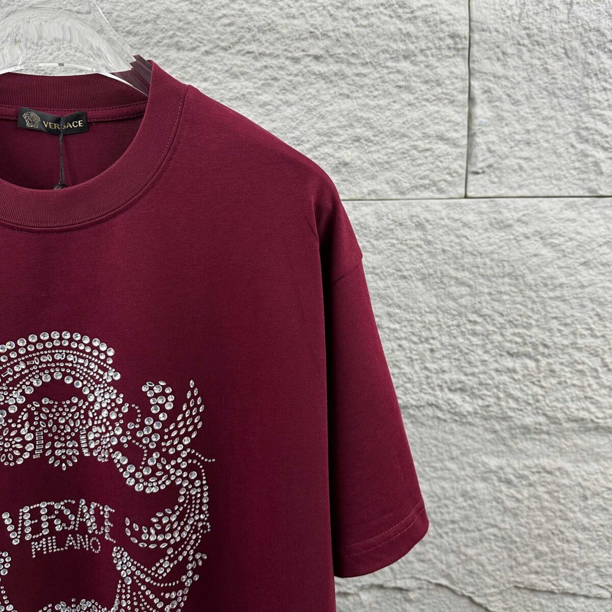 weigou_206879_4_2073c413b3 P80 VersAce*范家* 2026 春夏新款 经典字母简约烫钻 定制双纱平纹纯棉面料 短袖T恤 男女同款 颜色 :黑色 白色 安哥拉红色 尺码: S (90-130斤) M (120-150斤) L (140-165斤) XL (160-180斤) XXL (180-210斤)