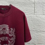 weigou_206879_4_2073c413b3 P80 VersAce*范家* 2026 春夏新款 经典字母简约烫钻 定制双纱平纹纯棉面料 短袖T恤 男女同款 颜色 :黑色 白色 安哥拉红色 尺码: S (90-130斤) M (120-150斤) L (140-165斤) XL (160-180斤) XXL (180-210斤)