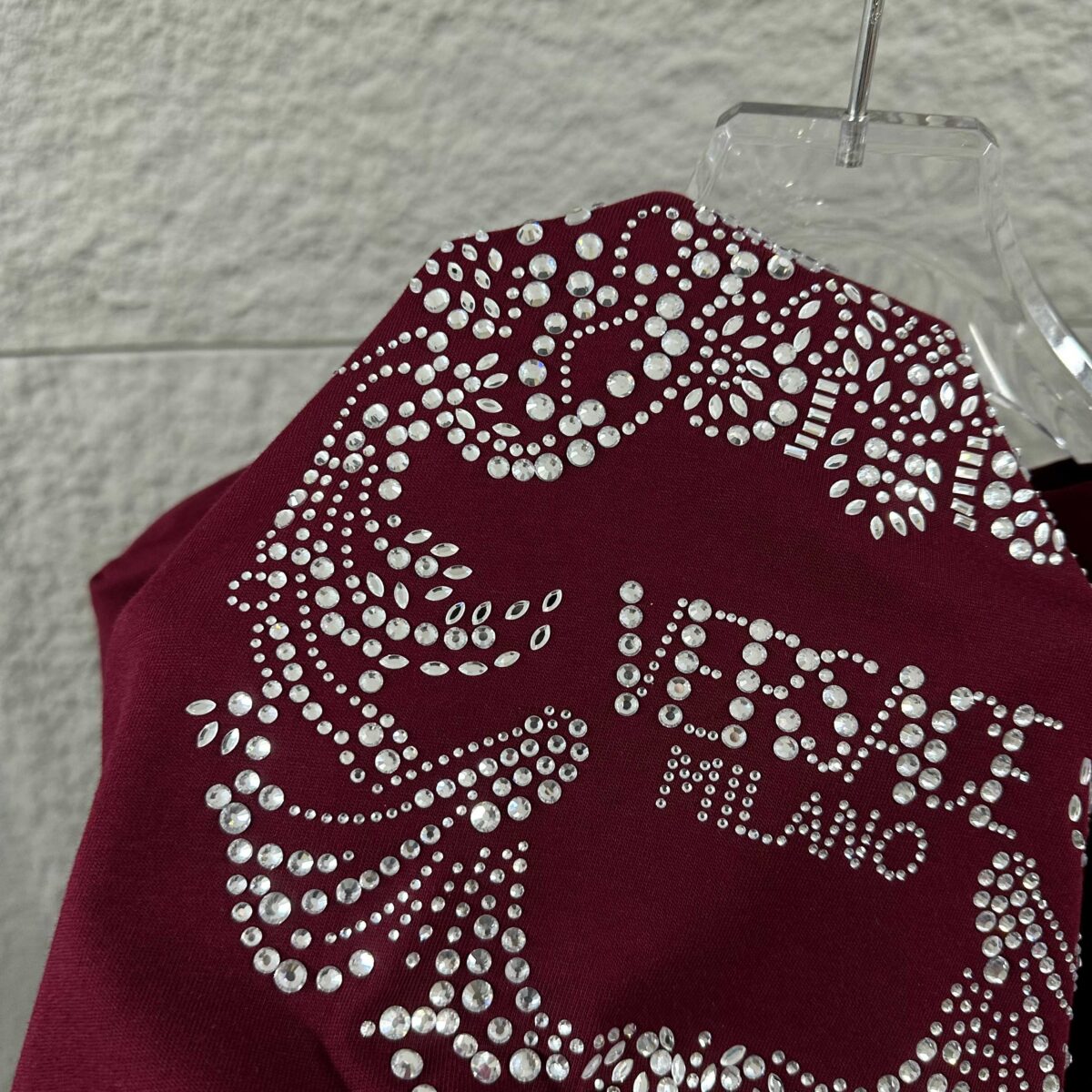 weigou_206879_5_59aa1714e6 P80 VersAce*范家* 2026 春夏新款 经典字母简约烫钻 定制双纱平纹纯棉面料 短袖T恤 男女同款 颜色 :黑色 白色 安哥拉红色 尺码: S (90-130斤) M (120-150斤) L (140-165斤) XL (160-180斤) XXL (180-210斤)