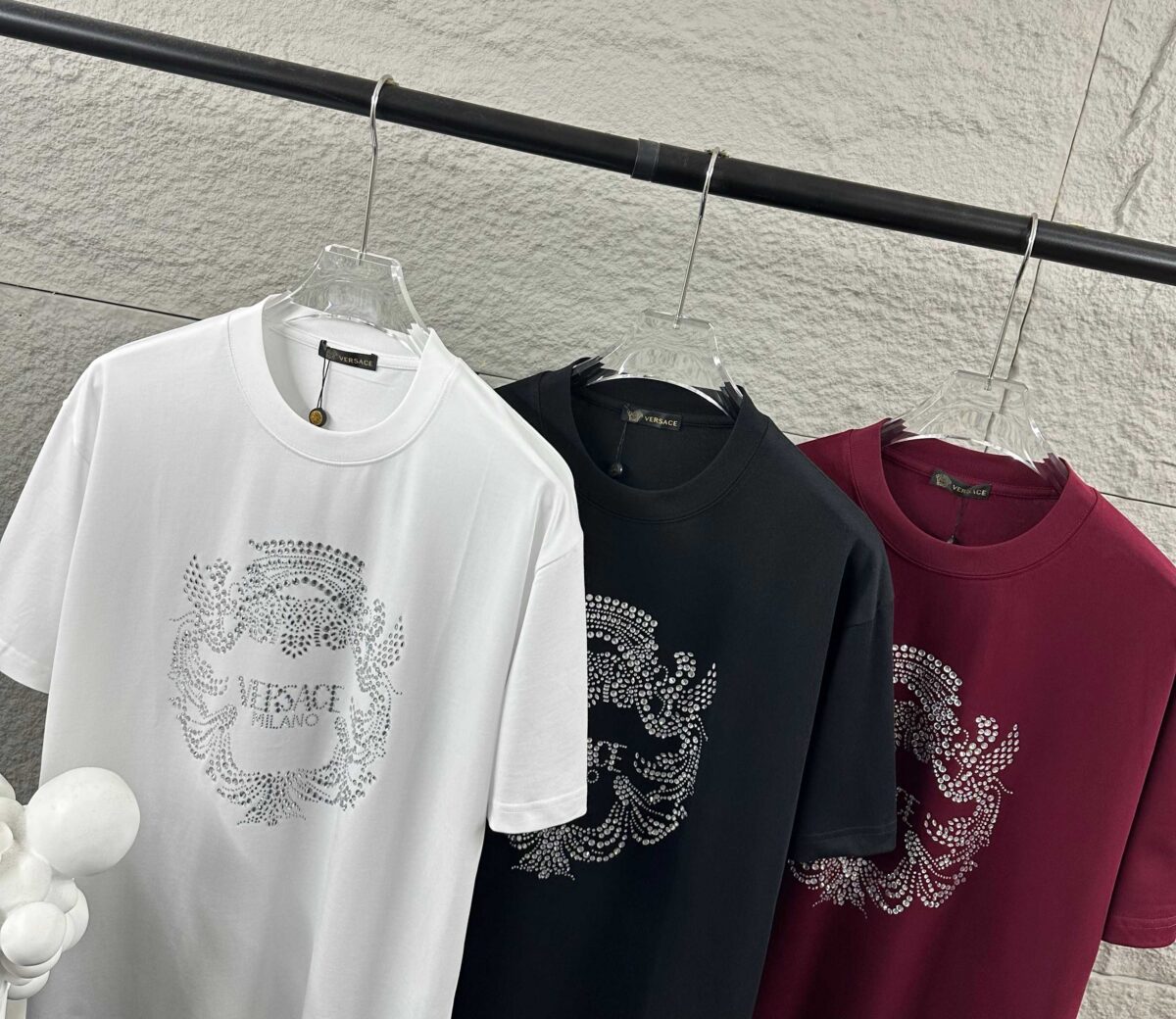 weigou_206879_7_4e844fbcb2 P80 VersAce*范家* 2026 春夏新款 经典字母简约烫钻 定制双纱平纹纯棉面料 短袖T恤 男女同款 颜色 :黑色 白色 安哥拉红色 尺码: S (90-130斤) M (120-150斤) L (140-165斤) XL (160-180斤) XXL (180-210斤)