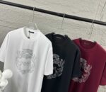 weigou_206879_7_4e844fbcb2 P80 VersAce*范家* 2026 春夏新款 经典字母简约烫钻 定制双纱平纹纯棉面料 短袖T恤 男女同款 颜色 :黑色 白色 安哥拉红色 尺码: S (90-130斤) M (120-150斤) L (140-165斤) XL (160-180斤) XXL (180-210斤)