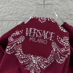 weigou_206879_8_2f5811a41f P80 VersAce*范家* 2026 春夏新款 经典字母简约烫钻 定制双纱平纹纯棉面料 短袖T恤 男女同款 颜色 :黑色 白色 安哥拉红色 尺码: S (90-130斤) M (120-150斤) L (140-165斤) XL (160-180斤) XXL (180-210斤)