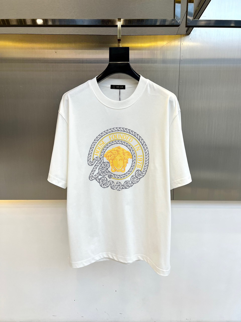 weigou_206902_4_fc2f4a62a5 P70 范思哲 夏季新款 印花字母logo休闲短袖t恤。进口100%长绒棉面料,舒适透气,印花图案logo每个细节做到极致,成品完成非常ok!上身极赞,随意百搭!OS版型,S-M-L-XL- XXL(模特173,143斤上身M码)