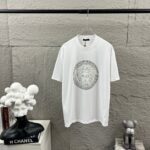 weigou_206922_0_85ff8a3265 P80 VersAce*范家* 2026 春夏新款 经典字母简约烫钻 定制双纱平纹纯棉面料 短袖T恤 男女同款 颜色 :黑色 白色 安哥拉红色 尺码: S (90-130斤) M (120-150斤) L (140-165斤) XL (160-180斤) XXL (180-210斤)
