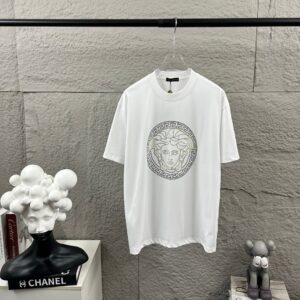 weigou_206922_0_85ff8a3265 P80 VersAce*范家* 2026 春夏新款 经典字母简约烫钻 定制双纱平纹纯棉面料 短袖T恤 男女同款 颜色 :黑色 白色 安哥拉红色 尺码: S (90-130斤) M (120-150斤) L (140-165斤) XL (160-180斤) XXL (180-210斤)