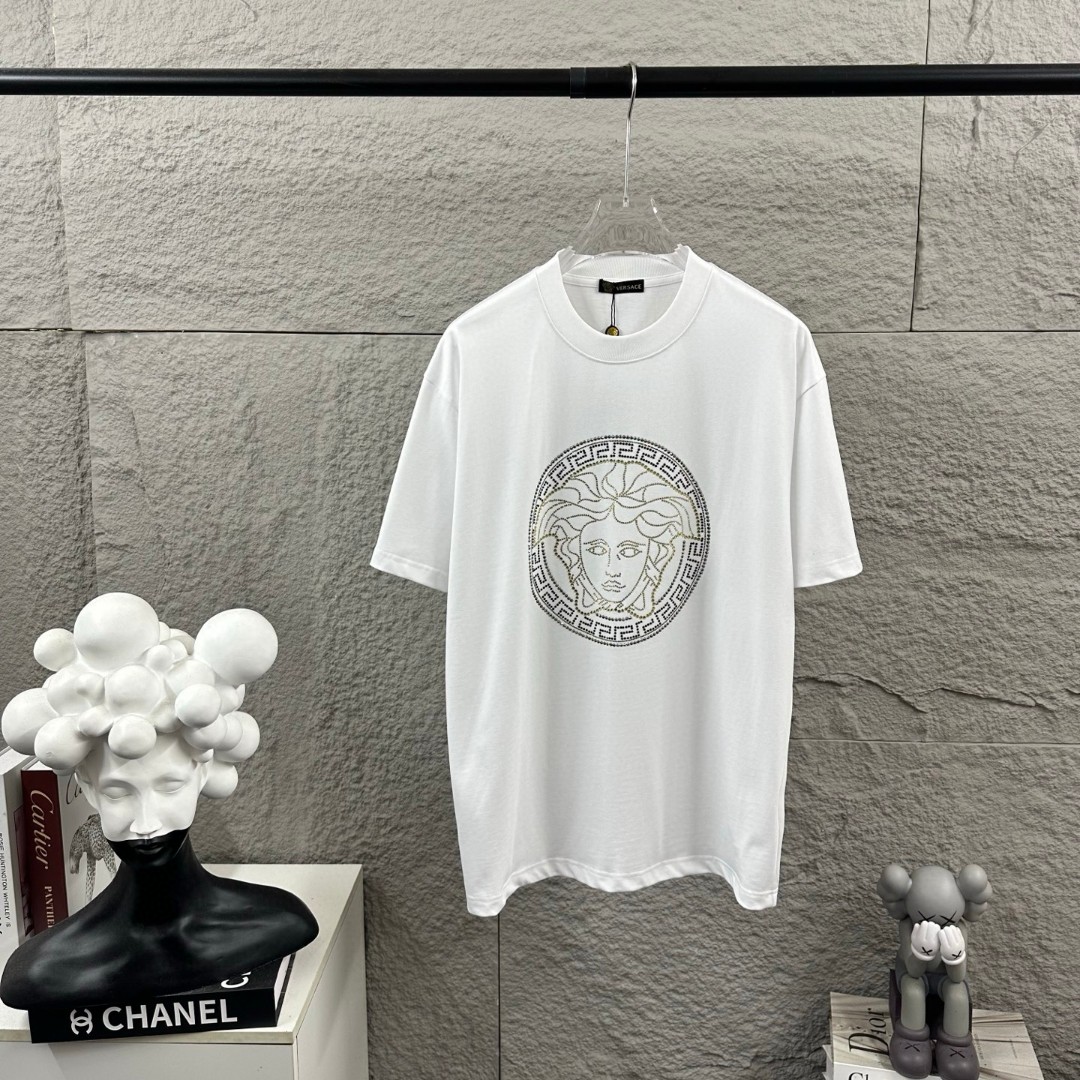 weigou_206922_0_85ff8a3265 P80 VersAce*范家* 2026 春夏新款 经典字母简约烫钻 定制双纱平纹纯棉面料 短袖T恤 男女同款 颜色 :黑色 白色 安哥拉红色 尺码: S (90-130斤) M (120-150斤) L (140-165斤) XL (160-180斤) XXL (180-210斤)