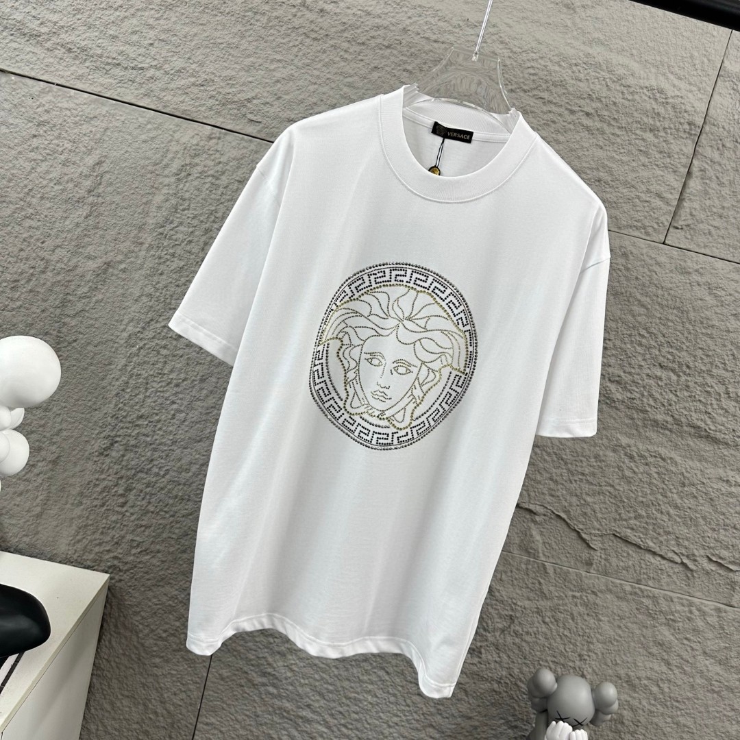 weigou_206922_1_4cef1f1fcd P80 VersAce*范家* 2026 春夏新款 经典字母简约烫钻 定制双纱平纹纯棉面料 短袖T恤 男女同款 颜色 :黑色 白色 安哥拉红色 尺码: S (90-130斤) M (120-150斤) L (140-165斤) XL (160-180斤) XXL (180-210斤)