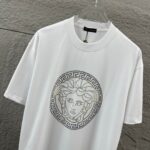 weigou_206922_2_6a5c6c37f1 P80 VersAce*范家* 2026 春夏新款 经典字母简约烫钻 定制双纱平纹纯棉面料 短袖T恤 男女同款 颜色 :黑色 白色 安哥拉红色 尺码: S (90-130斤) M (120-150斤) L (140-165斤) XL (160-180斤) XXL (180-210斤)