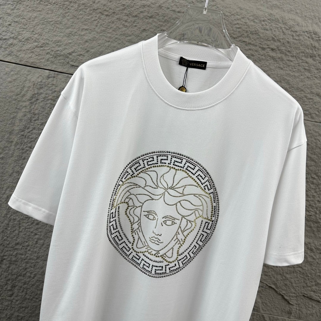 weigou_206922_2_6a5c6c37f1 P80 VersAce*范家* 2026 春夏新款 经典字母简约烫钻 定制双纱平纹纯棉面料 短袖T恤 男女同款 颜色 :黑色 白色 安哥拉红色 尺码: S (90-130斤) M (120-150斤) L (140-165斤) XL (160-180斤) XXL (180-210斤)