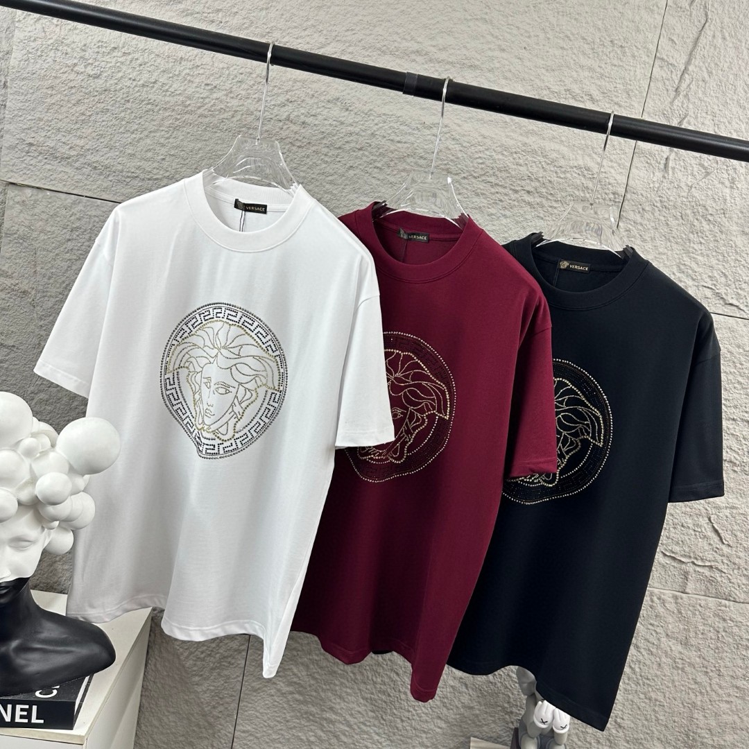weigou_206922_4_19ba56afae P80 VersAce*范家* 2026 春夏新款 经典字母简约烫钻 定制双纱平纹纯棉面料 短袖T恤 男女同款 颜色 :黑色 白色 安哥拉红色 尺码: S (90-130斤) M (120-150斤) L (140-165斤) XL (160-180斤) XXL (180-210斤)
