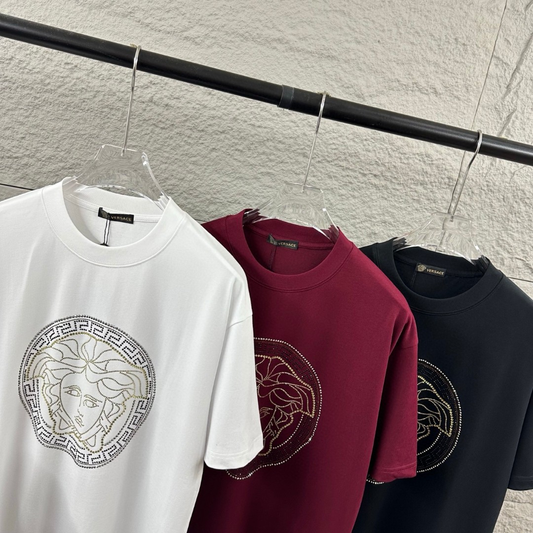 weigou_206922_5_0b9b806fd0 P80 VersAce*范家* 2026 春夏新款 经典字母简约烫钻 定制双纱平纹纯棉面料 短袖T恤 男女同款 颜色 :黑色 白色 安哥拉红色 尺码: S (90-130斤) M (120-150斤) L (140-165斤) XL (160-180斤) XXL (180-210斤)