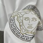 weigou_206922_7_50da270895 P80 VersAce*范家* 2026 春夏新款 经典字母简约烫钻 定制双纱平纹纯棉面料 短袖T恤 男女同款 颜色 :黑色 白色 安哥拉红色 尺码: S (90-130斤) M (120-150斤) L (140-165斤) XL (160-180斤) XXL (180-210斤)