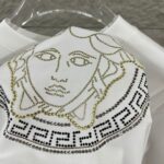 weigou_206922_8_7dbfc09d89 P80 VersAce*范家* 2026 春夏新款 经典字母简约烫钻 定制双纱平纹纯棉面料 短袖T恤 男女同款 颜色 :黑色 白色 安哥拉红色 尺码: S (90-130斤) M (120-150斤) L (140-165斤) XL (160-180斤) XXL (180-210斤)