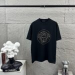 weigou_206955_0_c4044d4f35 P80 VersAce*范家* 2026 春夏新款 经典字母简约烫钻 定制双纱平纹纯棉面料 短袖T恤 男女同款 颜色 :黑色 白色 安哥拉红色 尺码: S (90-130斤) M (120-150斤) L (140-165斤) XL (160-180斤) XXL (180-210斤)