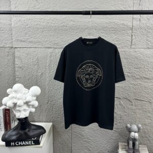 weigou_206955_0_c4044d4f35 P80 VersAce*范家* 2026 春夏新款 经典字母简约烫钻 定制双纱平纹纯棉面料 短袖T恤 男女同款 颜色 :黑色 白色 安哥拉红色 尺码: S (90-130斤) M (120-150斤) L (140-165斤) XL (160-180斤) XXL (180-210斤)
