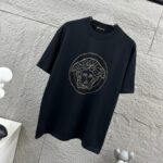 weigou_206955_1_d138b2cc29 P80 VersAce*范家* 2026 春夏新款 经典字母简约烫钻 定制双纱平纹纯棉面料 短袖T恤 男女同款 颜色 :黑色 白色 安哥拉红色 尺码: S (90-130斤) M (120-150斤) L (140-165斤) XL (160-180斤) XXL (180-210斤)