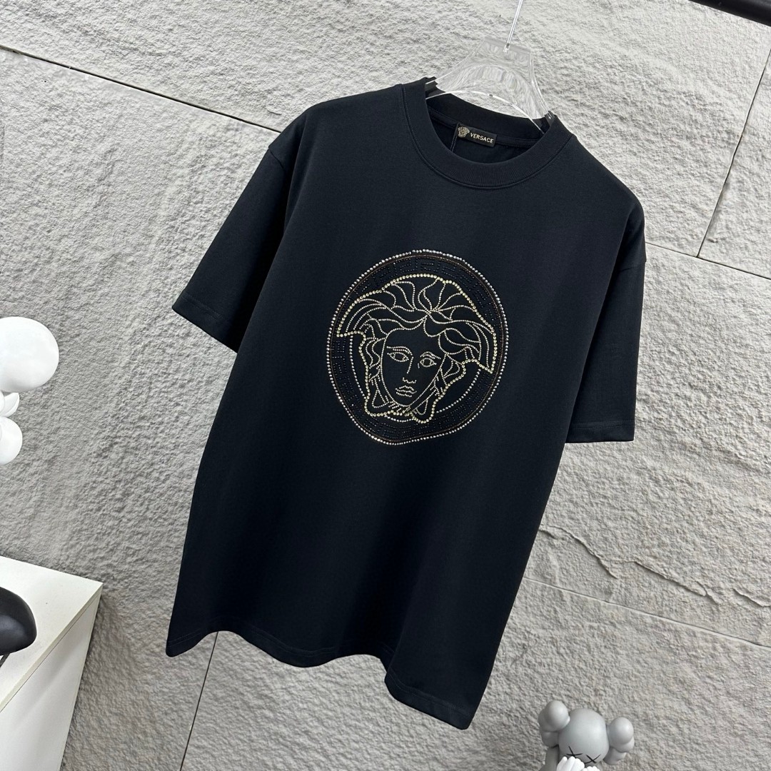 weigou_206955_1_d138b2cc29 P80 VersAce*范家* 2026 春夏新款 经典字母简约烫钻 定制双纱平纹纯棉面料 短袖T恤 男女同款 颜色 :黑色 白色 安哥拉红色 尺码: S (90-130斤) M (120-150斤) L (140-165斤) XL (160-180斤) XXL (180-210斤)