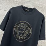 weigou_206955_2_263581998f P80 VersAce*范家* 2026 春夏新款 经典字母简约烫钻 定制双纱平纹纯棉面料 短袖T恤 男女同款 颜色 :黑色 白色 安哥拉红色 尺码: S (90-130斤) M (120-150斤) L (140-165斤) XL (160-180斤) XXL (180-210斤)