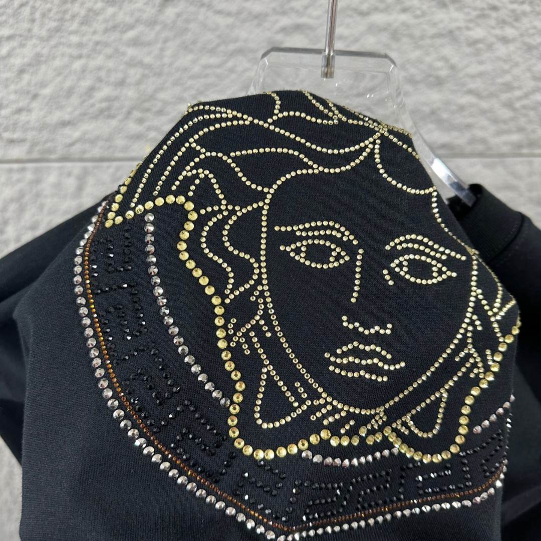 weigou_206955_3_426bb50500 P80 VersAce*范家* 2026 春夏新款 经典字母简约烫钻 定制双纱平纹纯棉面料 短袖T恤 男女同款 颜色 :黑色 白色 安哥拉红色 尺码: S (90-130斤) M (120-150斤) L (140-165斤) XL (160-180斤) XXL (180-210斤)