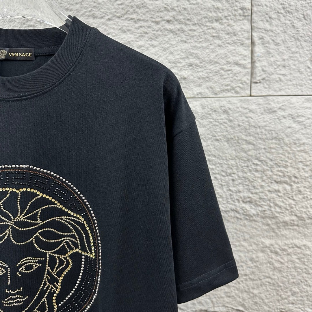 weigou_206955_4_827bbacdca P80 VersAce*范家* 2026 春夏新款 经典字母简约烫钻 定制双纱平纹纯棉面料 短袖T恤 男女同款 颜色 :黑色 白色 安哥拉红色 尺码: S (90-130斤) M (120-150斤) L (140-165斤) XL (160-180斤) XXL (180-210斤)