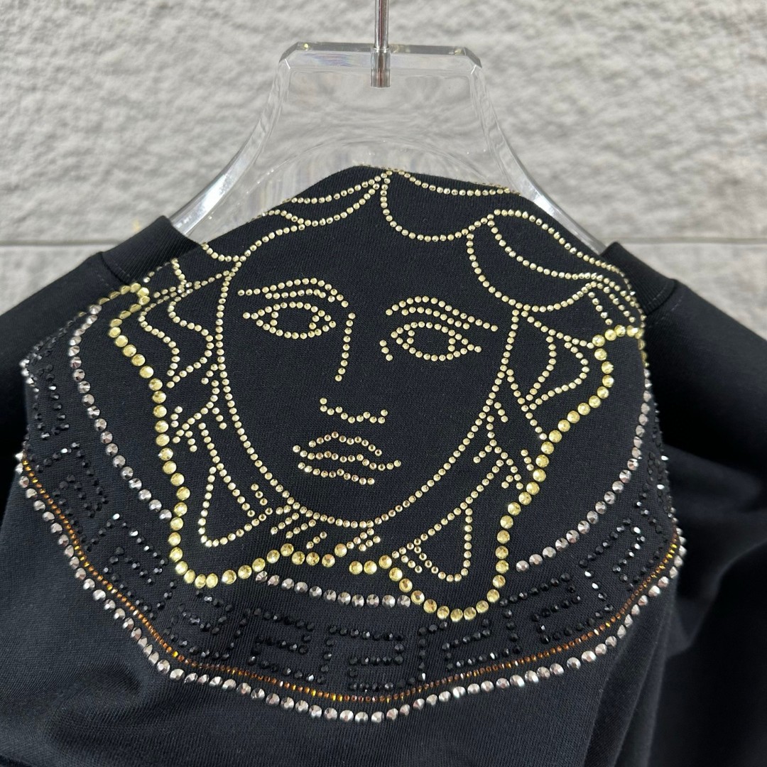 weigou_206955_6_8ca55ed294 P80 VersAce*范家* 2026 春夏新款 经典字母简约烫钻 定制双纱平纹纯棉面料 短袖T恤 男女同款 颜色 :黑色 白色 安哥拉红色 尺码: S (90-130斤) M (120-150斤) L (140-165斤) XL (160-180斤) XXL (180-210斤)