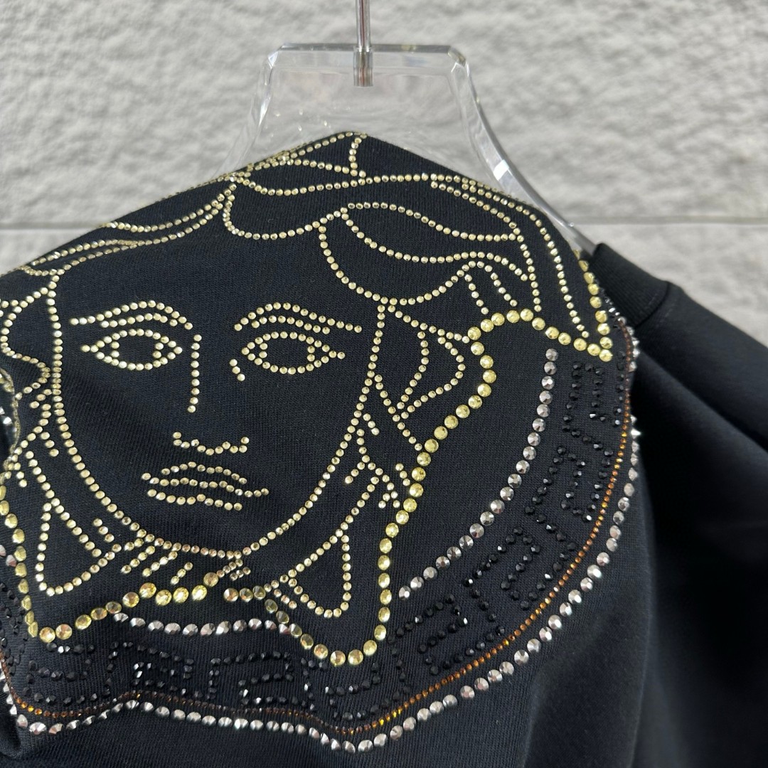 weigou_206955_7_f4145b1660 P80 VersAce*范家* 2026 春夏新款 经典字母简约烫钻 定制双纱平纹纯棉面料 短袖T恤 男女同款 颜色 :黑色 白色 安哥拉红色 尺码: S (90-130斤) M (120-150斤) L (140-165斤) XL (160-180斤) XXL (180-210斤)