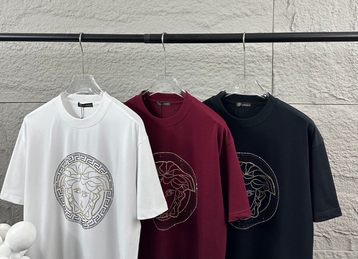 weigou_206955_8_8ad6d63adc P80 VersAce*范家* 2026 春夏新款 经典字母简约烫钻 定制双纱平纹纯棉面料 短袖T恤 男女同款 颜色 :黑色 白色 安哥拉红色 尺码: S (90-130斤) M (120-150斤) L (140-165斤) XL (160-180斤) XXL (180-210斤)