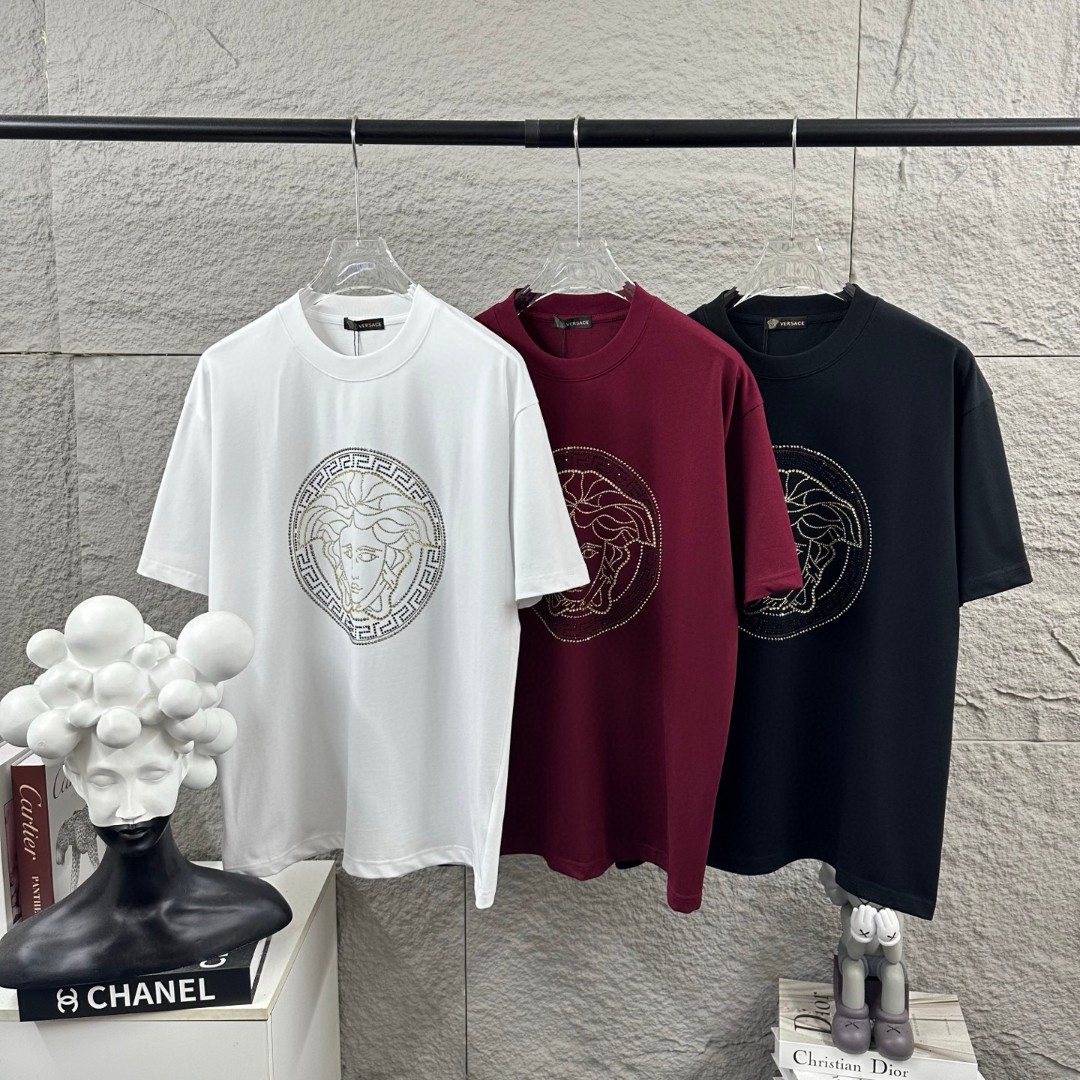 weigou_206955_9_5a5c7923ce P80 VersAce*范家* 2026 春夏新款 经典字母简约烫钻 定制双纱平纹纯棉面料 短袖T恤 男女同款 颜色 :黑色 白色 安哥拉红色 尺码: S (90-130斤) M (120-150斤) L (140-165斤) XL (160-180斤) XXL (180-210斤)
