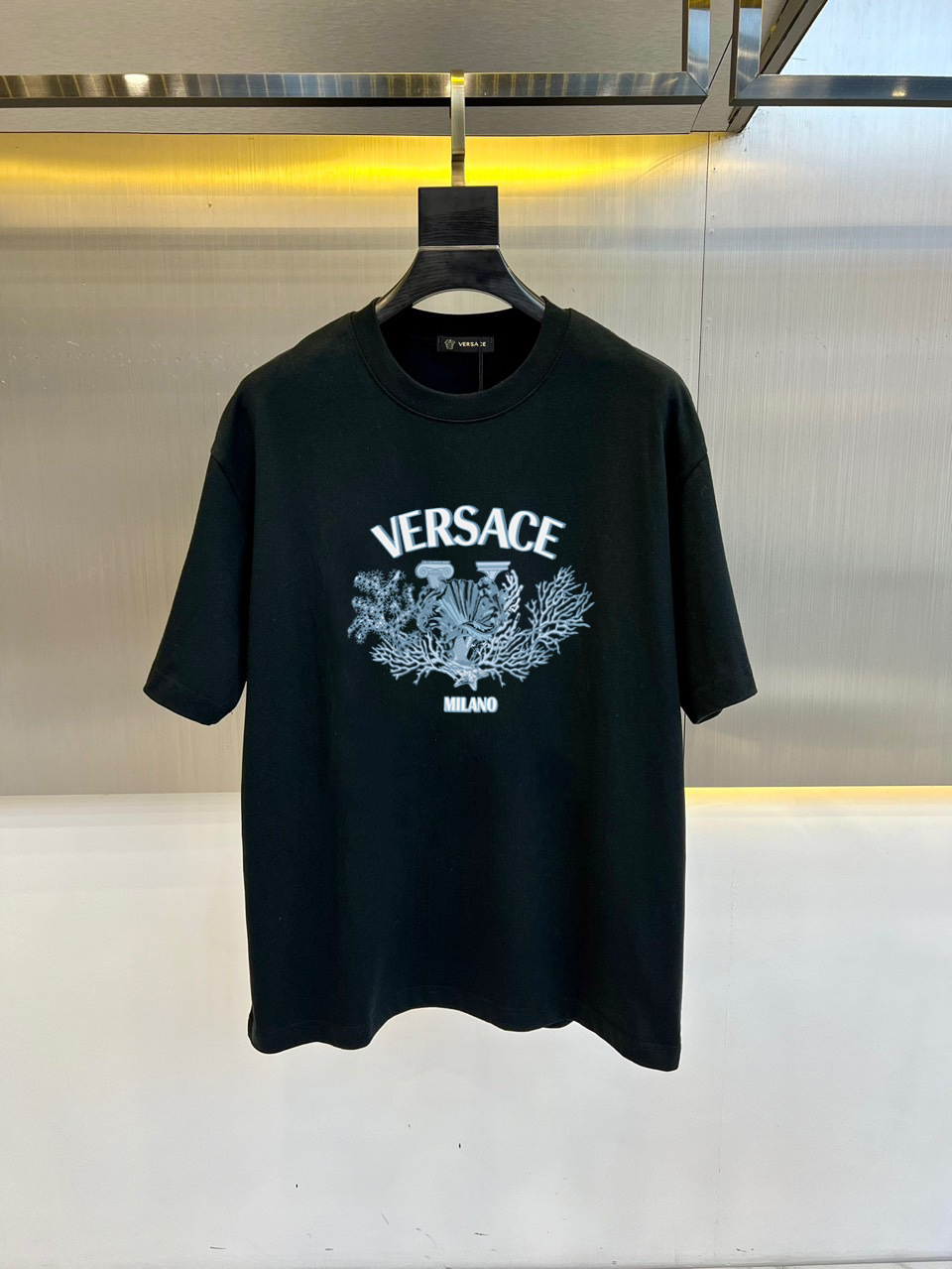weigou_206961_2_969d4c9460 P70 范思哲 夏季新款 印花字母logo休闲短袖t恤。进口100%长绒棉面料,舒适透气,印花图案logo每个细节做到极致,成品完成非常ok!上身极赞,随意百搭!OS版型,S-M-L-XL- XXL(模特173,143斤上身M码)