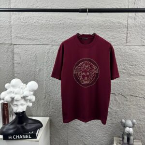 weigou_206986_0_2564a66f4f P80 VersAce*范家* 2026 春夏新款 经典字母简约烫钻 定制双纱平纹纯棉面料 短袖T恤 男女同款 颜色 :黑色 白色 安哥拉红色 尺码: S (90-130斤) M (120-150斤) L (140-165斤) XL (160-180斤) XXL (180-210斤)
