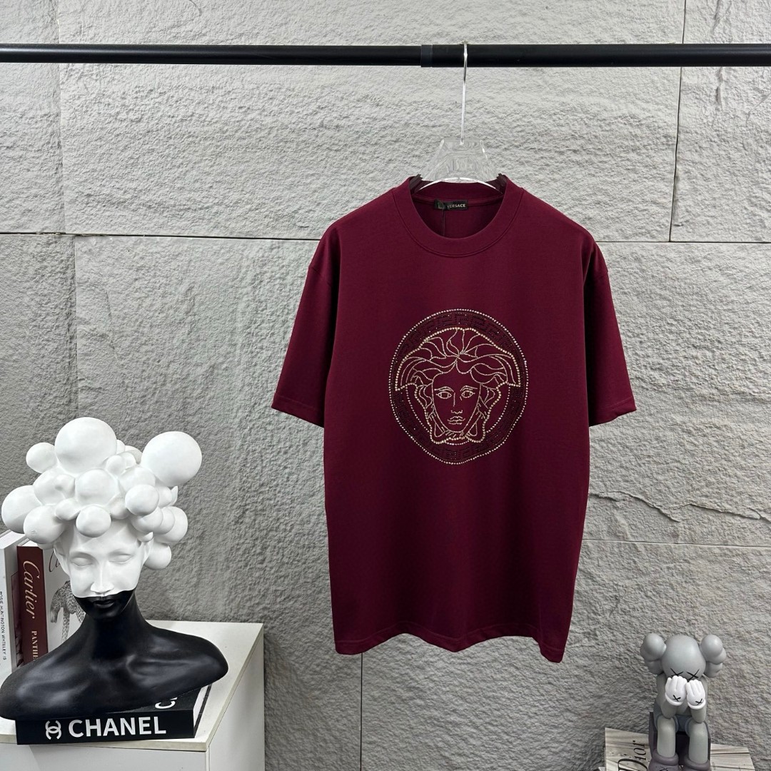 weigou_206986_0_2564a66f4f P80 VersAce*范家* 2026 春夏新款 经典字母简约烫钻 定制双纱平纹纯棉面料 短袖T恤 男女同款 颜色 :黑色 白色 安哥拉红色 尺码: S (90-130斤) M (120-150斤) L (140-165斤) XL (160-180斤) XXL (180-210斤)