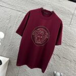 weigou_206986_1_e1b6c5e26d P80 VersAce*范家* 2026 春夏新款 经典字母简约烫钻 定制双纱平纹纯棉面料 短袖T恤 男女同款 颜色 :黑色 白色 安哥拉红色 尺码: S (90-130斤) M (120-150斤) L (140-165斤) XL (160-180斤) XXL (180-210斤)