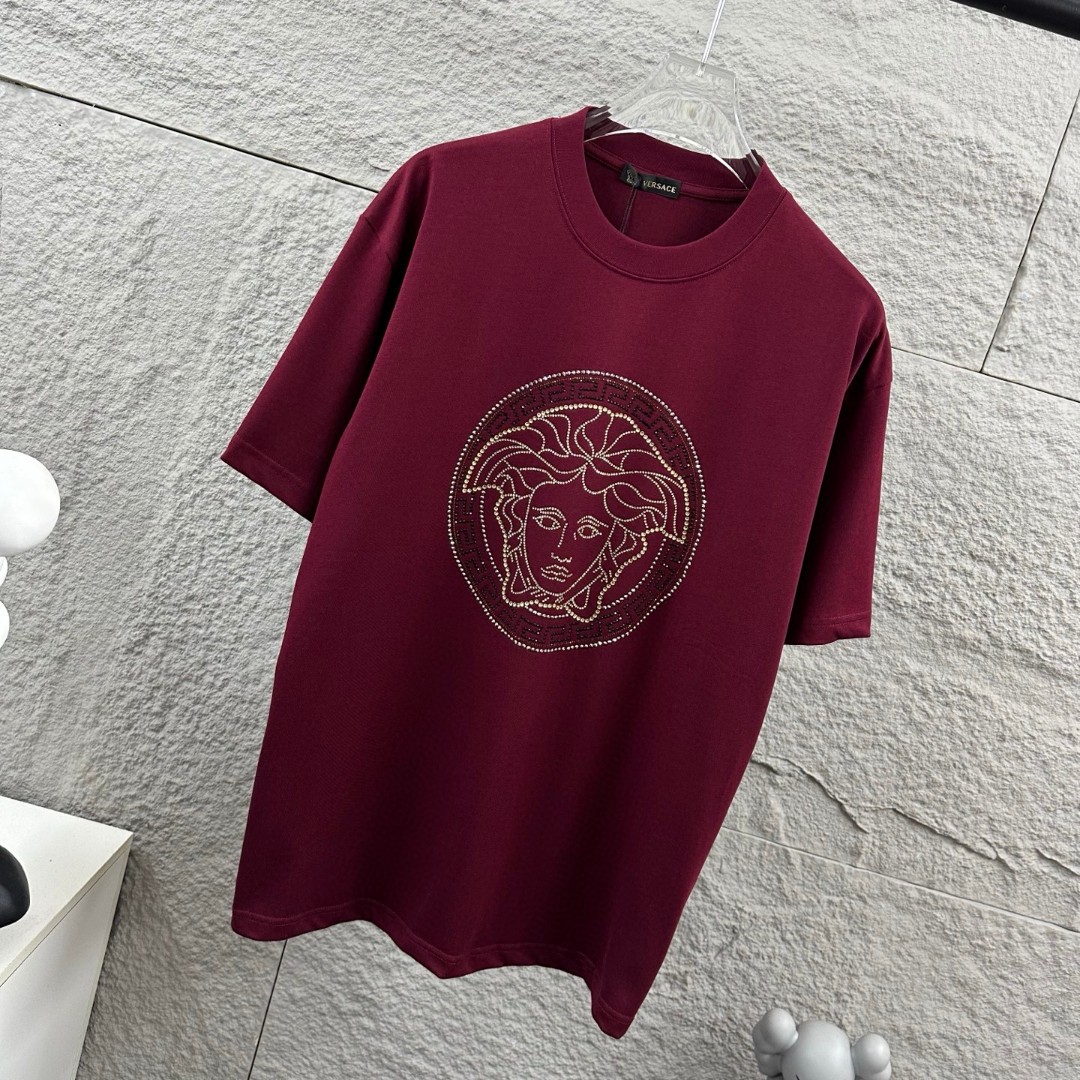 weigou_206986_1_e1b6c5e26d P80 VersAce*范家* 2026 春夏新款 经典字母简约烫钻 定制双纱平纹纯棉面料 短袖T恤 男女同款 颜色 :黑色 白色 安哥拉红色 尺码: S (90-130斤) M (120-150斤) L (140-165斤) XL (160-180斤) XXL (180-210斤)