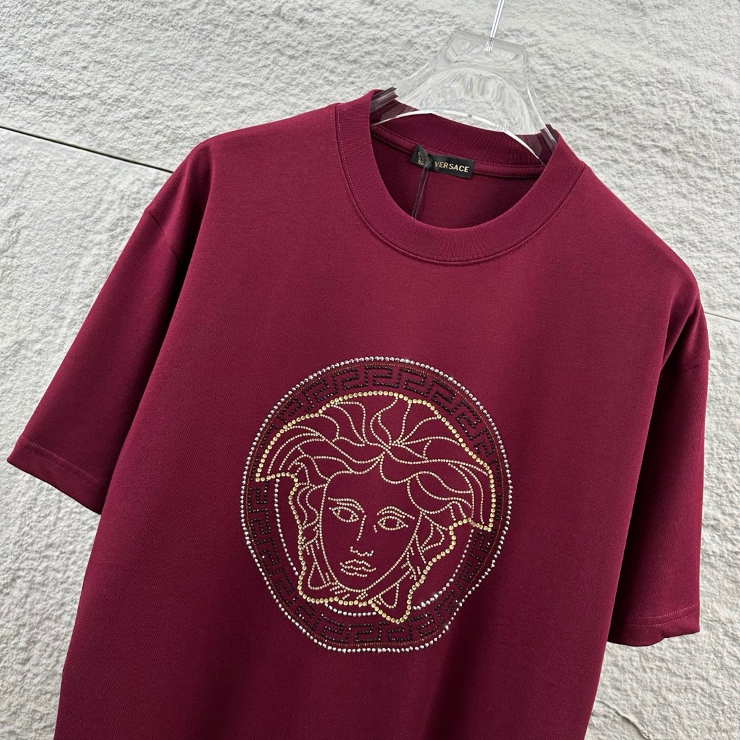 weigou_206986_2_5555458853 P80 VersAce*范家* 2026 春夏新款 经典字母简约烫钻 定制双纱平纹纯棉面料 短袖T恤 男女同款 颜色 :黑色 白色 安哥拉红色 尺码: S (90-130斤) M (120-150斤) L (140-165斤) XL (160-180斤) XXL (180-210斤)