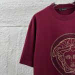 weigou_206986_3_8b3d92b28b P80 VersAce*范家* 2026 春夏新款 经典字母简约烫钻 定制双纱平纹纯棉面料 短袖T恤 男女同款 颜色 :黑色 白色 安哥拉红色 尺码: S (90-130斤) M (120-150斤) L (140-165斤) XL (160-180斤) XXL (180-210斤)