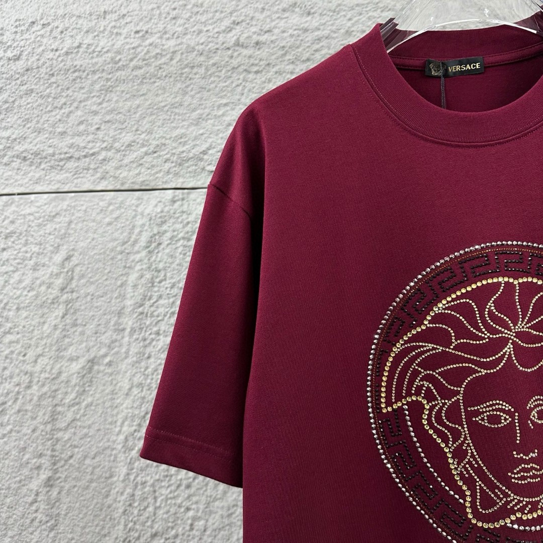 weigou_206986_3_8b3d92b28b P80 VersAce*范家* 2026 春夏新款 经典字母简约烫钻 定制双纱平纹纯棉面料 短袖T恤 男女同款 颜色 :黑色 白色 安哥拉红色 尺码: S (90-130斤) M (120-150斤) L (140-165斤) XL (160-180斤) XXL (180-210斤)