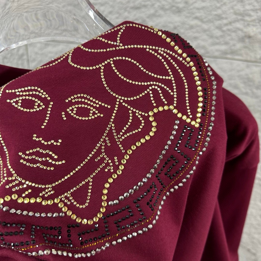weigou_206986_4_d218d2fa31 P80 VersAce*范家* 2026 春夏新款 经典字母简约烫钻 定制双纱平纹纯棉面料 短袖T恤 男女同款 颜色 :黑色 白色 安哥拉红色 尺码: S (90-130斤) M (120-150斤) L (140-165斤) XL (160-180斤) XXL (180-210斤)