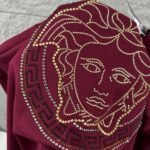 weigou_206986_5_0e99c69e31 P80 VersAce*范家* 2026 春夏新款 经典字母简约烫钻 定制双纱平纹纯棉面料 短袖T恤 男女同款 颜色 :黑色 白色 安哥拉红色 尺码: S (90-130斤) M (120-150斤) L (140-165斤) XL (160-180斤) XXL (180-210斤)