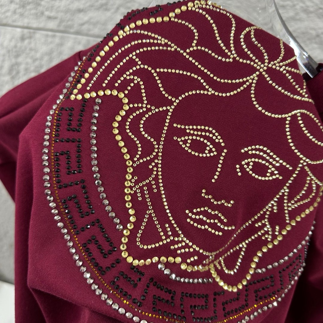 weigou_206986_5_0e99c69e31 P80 VersAce*范家* 2026 春夏新款 经典字母简约烫钻 定制双纱平纹纯棉面料 短袖T恤 男女同款 颜色 :黑色 白色 安哥拉红色 尺码: S (90-130斤) M (120-150斤) L (140-165斤) XL (160-180斤) XXL (180-210斤)